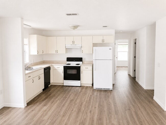 Building Photo - Spacious 2BR/1BA Duplex with Vaulted Ceilings & Wood-Style Flooring!