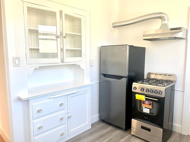 Building Photo - Richmond Dist. Bright 1 Bed/! Bath Flat w/ Hardwood Floors and Walk In Closets