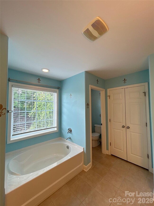 Building Photo - 4406 Overbecks Ln