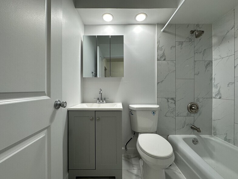 Building Photo - 1515 W Morse Ave