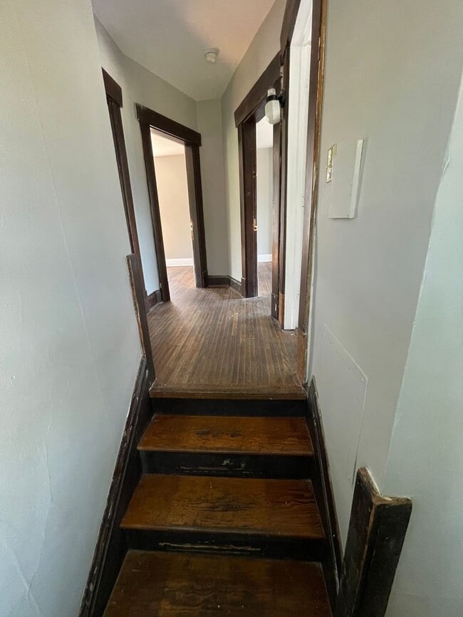 Building Photo - 4 bedroom 2 full bath House