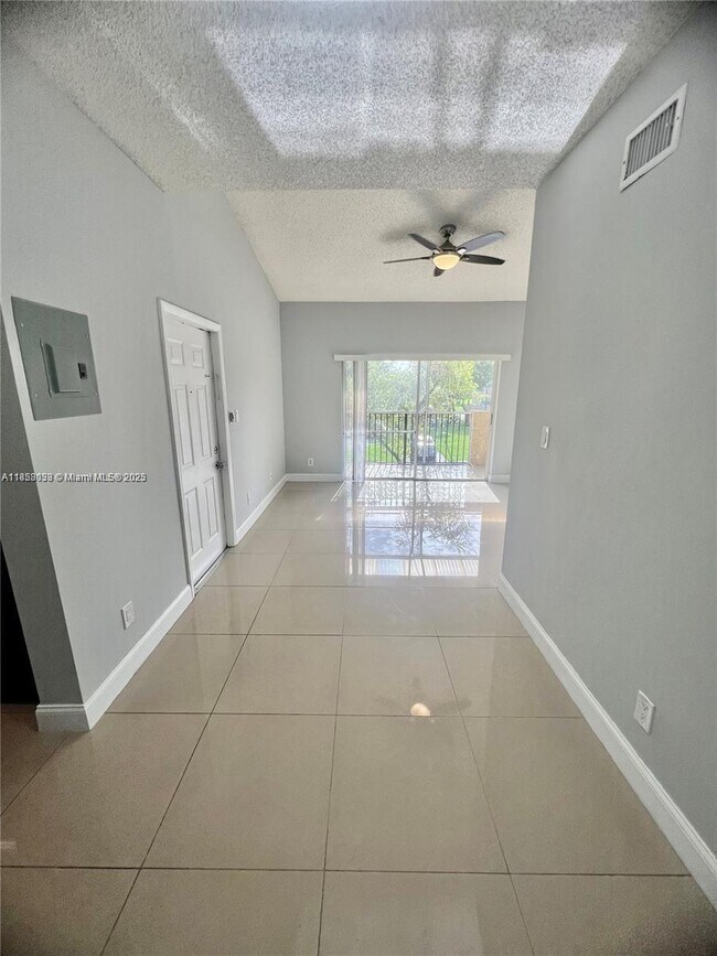 Building Photo - 660 Cypress Club Way