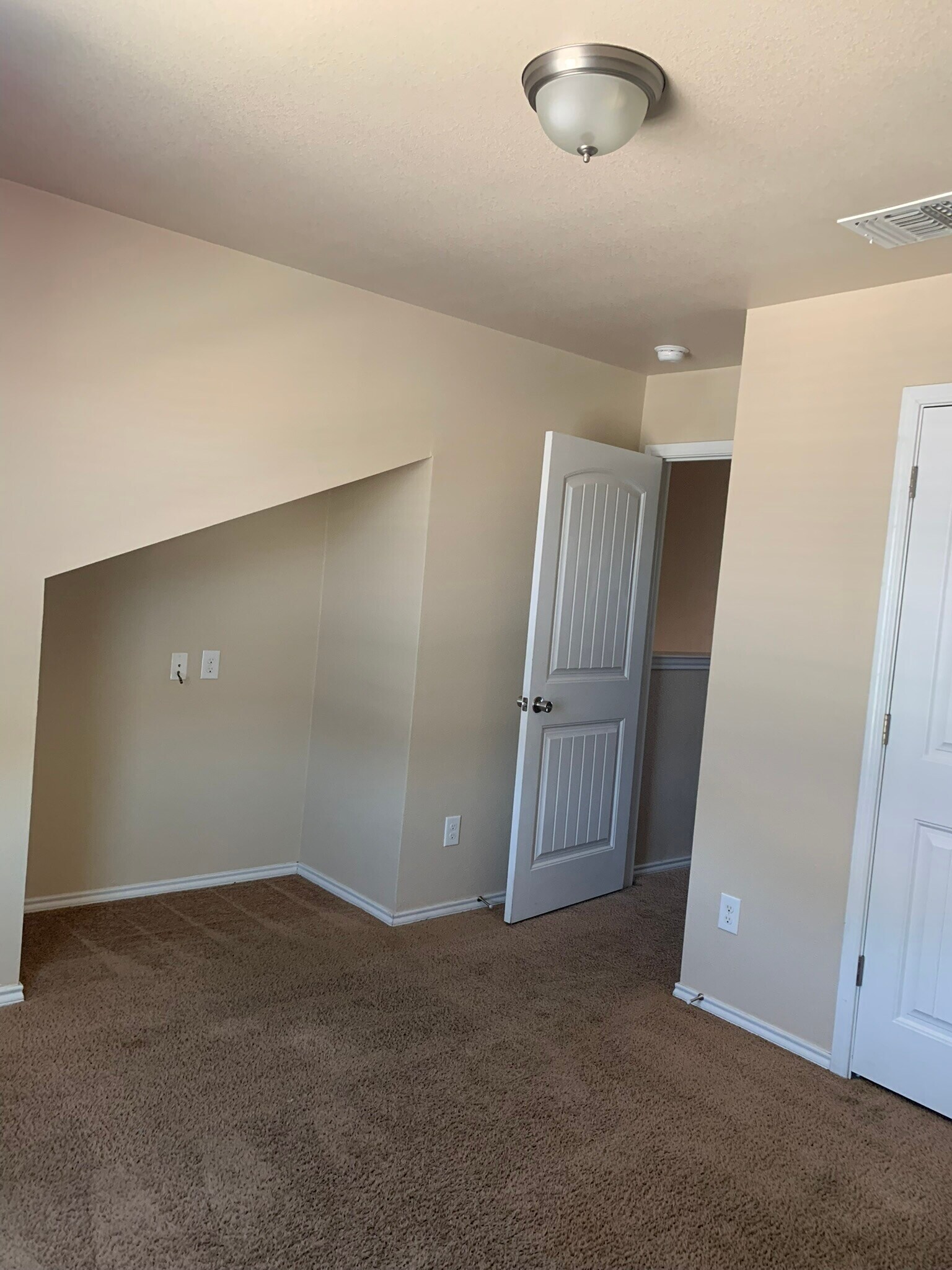 Building Photo - 935 Brookview Dr