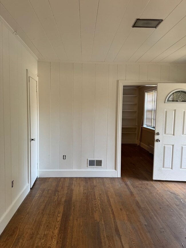 Building Photo - Great Price and location!