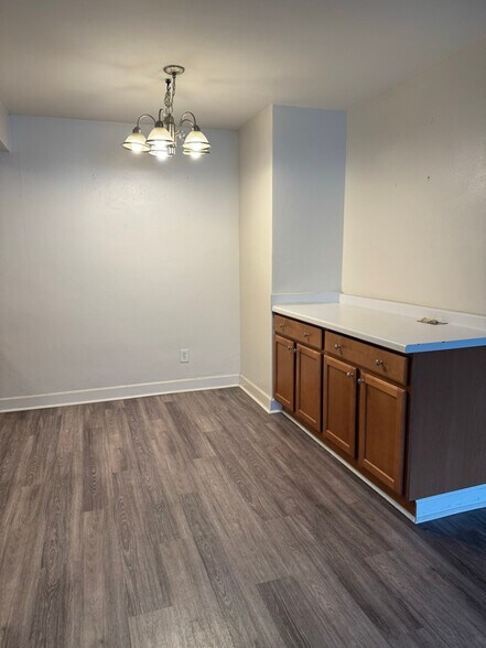 Building Photo - 2131 N Summit Ave