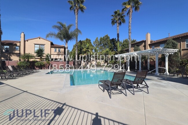 Building Photo - 4 Bed 2.5 Bath Townhouse in Oceanside AVAILABLE NOW!