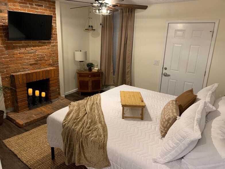 Inoperable fireplace in Bedroom - 1619 Mansfield St