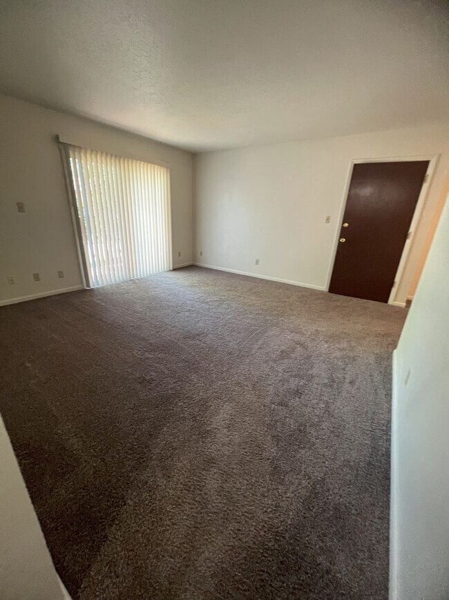 Building Photo - 2 Bedroom 1 Bath Balcony Apartment Available