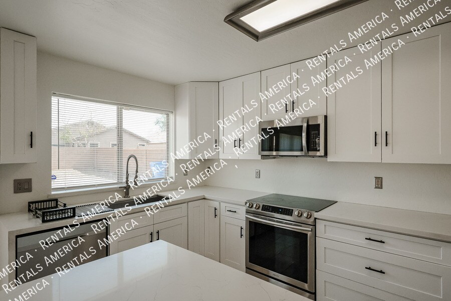 Building Photo - 7315 S 30th Ave