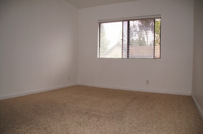 Building Photo - 9741 Reseda Blvd