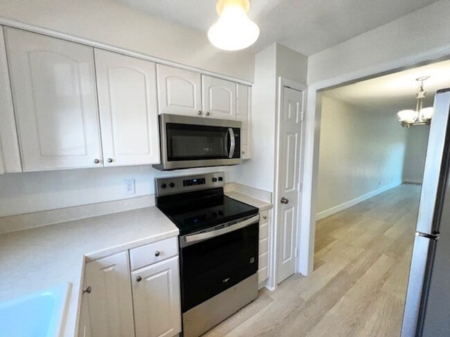 Building Photo - 2X2.5 -MOVE IN NOW! NEW LVP FLOORING ON 1ST FLOOR! NEW CARPET ON 2ND FLOOR! WATER VIEWS! CALL TOD...