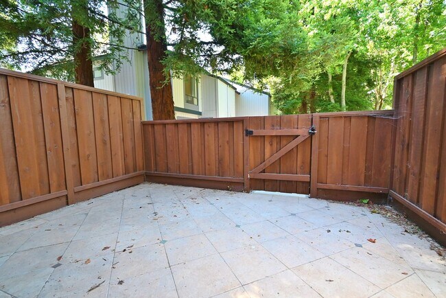 Building Photo - $3,540 / Bright & Spacious 3BR/ 2.5BA Town Home in Newark City
