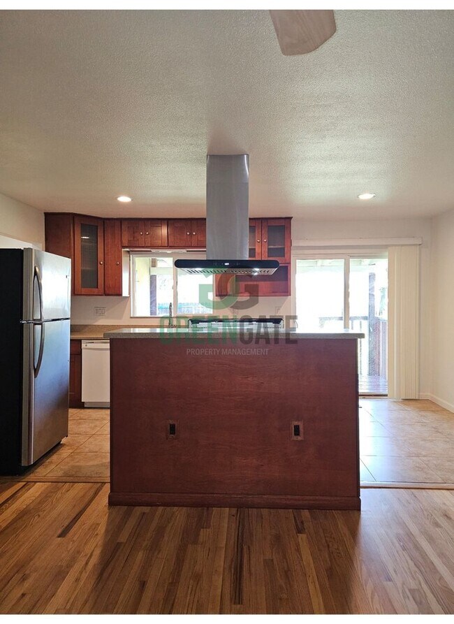 Building Photo - AVAILABLE NOW!! 3 Bedroom 2 Bath Home in Tracy!