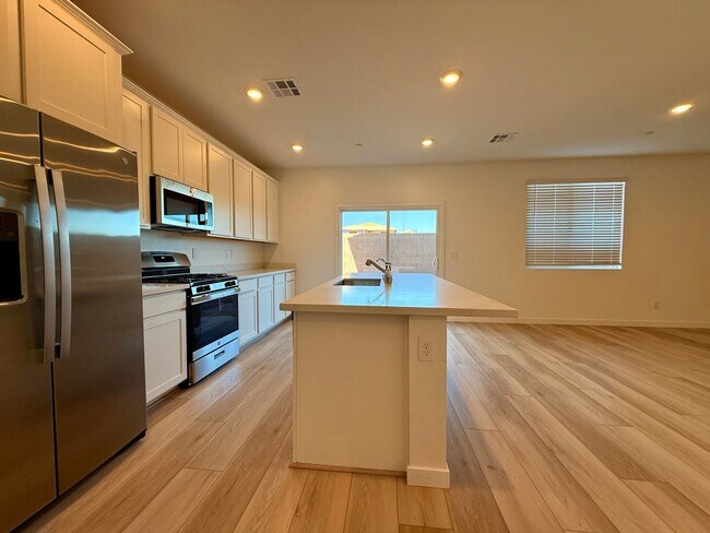Building Photo - 4 BED 3.5 BATH 2 CAR GARAGE HOME w/ LOFT, ...