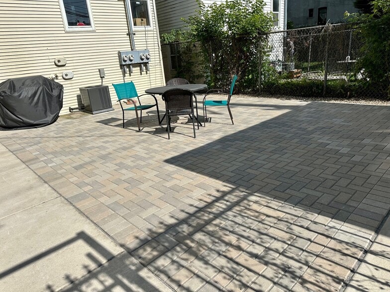 Building Photo - 1328 N Maplewood Ave