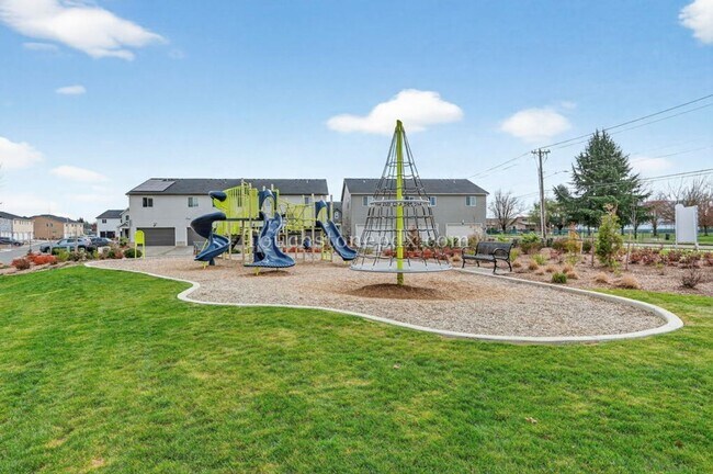 Building Photo - Recently Built Woodburn Townhome Featuring A/C