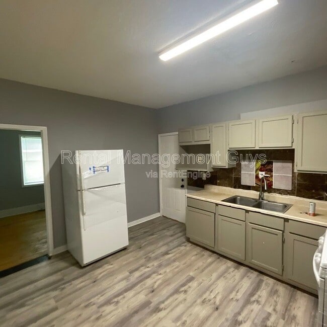 Building Photo - 2931 N Bryant Ave