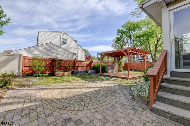 Building Photo - 72 Colonial Dr