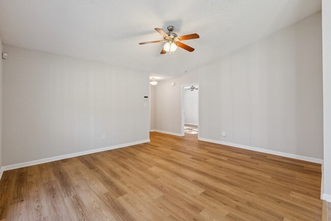 Building Photo - Beautiful ranch style home 3bed 2 bath wit...