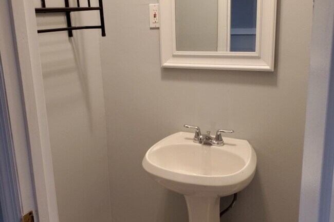 Full bath - 1615 E Eyre St