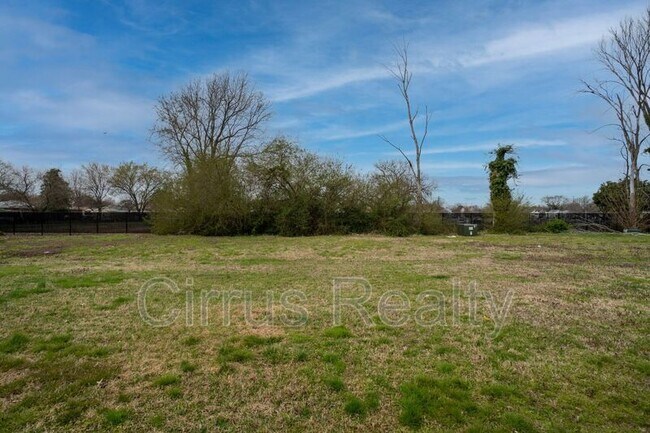 Building Photo - 2756 Peach St