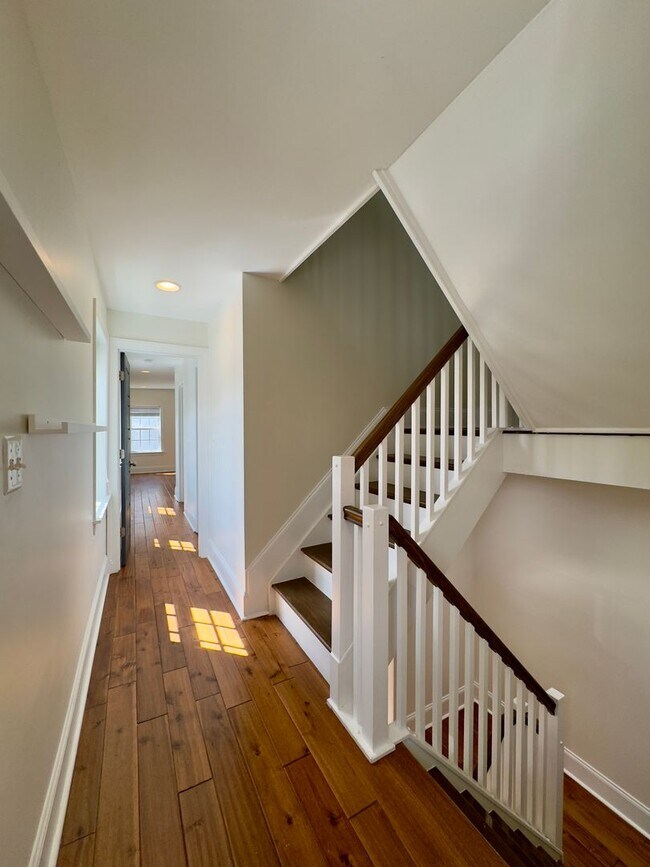 Building Photo - Elegant 3 Bedroom/3.5 Bathroom Townhome in...