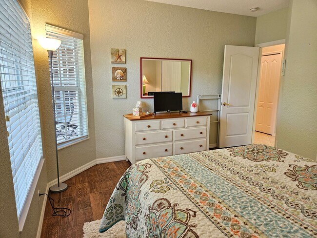 Building Photo - Seasonal Short-Term 2 Bedroom 2 Bathroom with a Bonus Room in the gated community of Venetia!