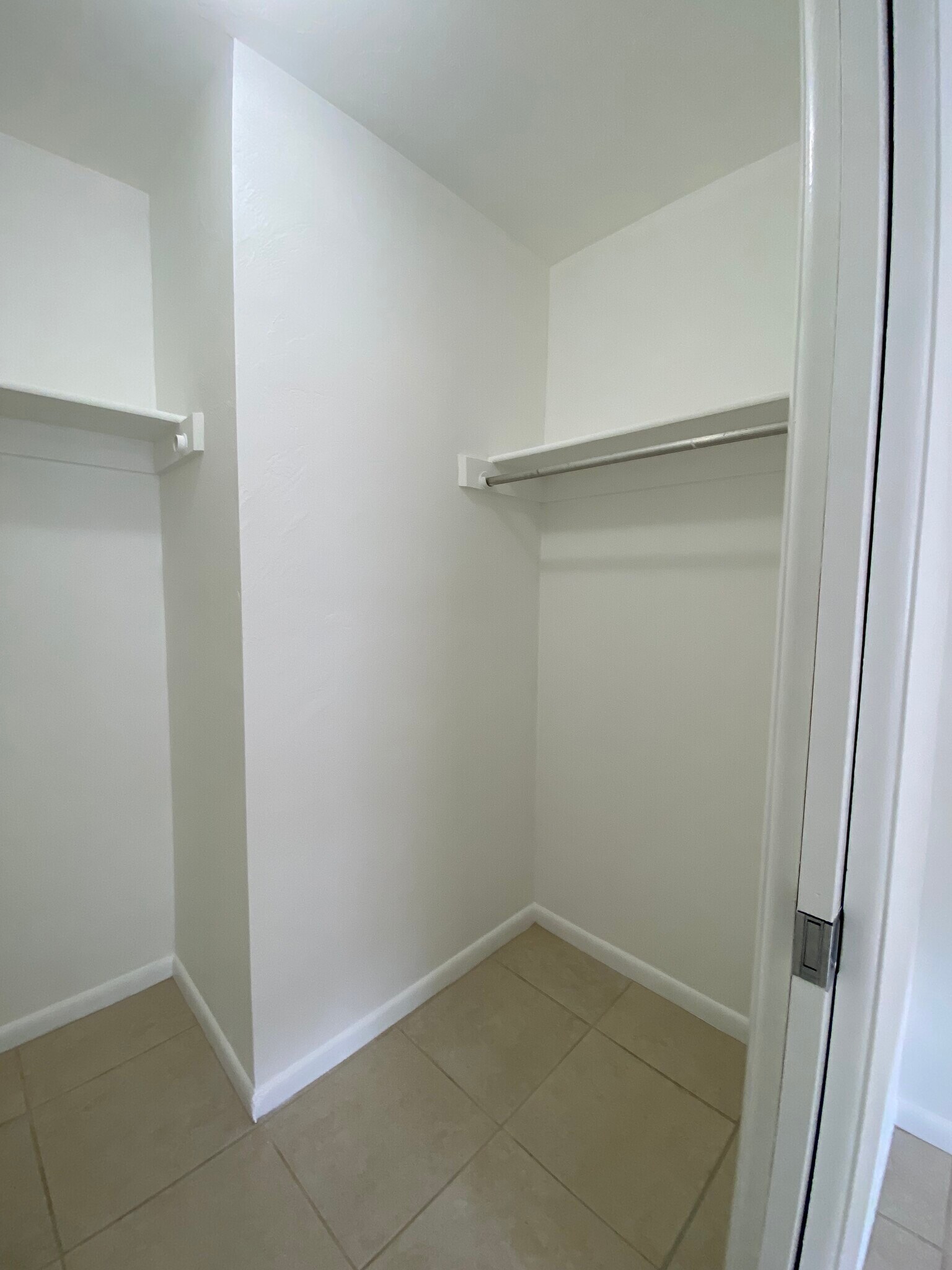 Building Photo - 513 SE 24th Ave