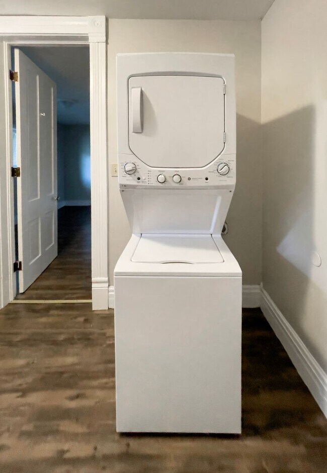 Building Photo - 700 W Powers St