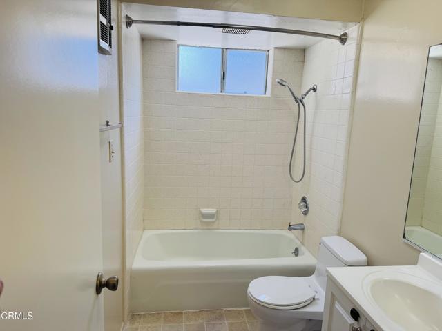 Building Photo - 48 S Oak Ave