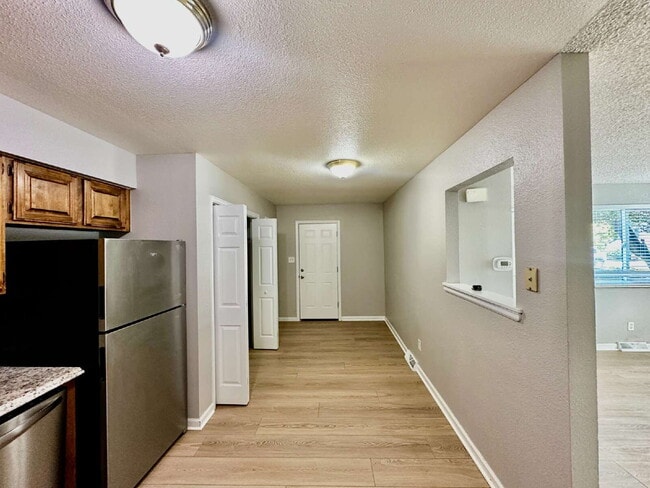 Building Photo - AVAILABLE OCTOBER! Wonderful 3 bed/2 bath ...