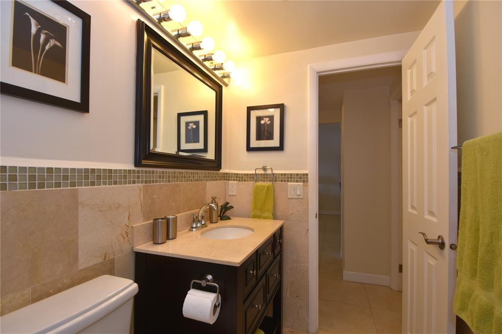 Building Photo - 400 Golden Isles Dr