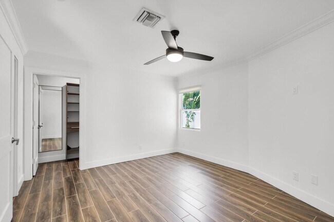 Building Photo - 204 W Whitney Dr