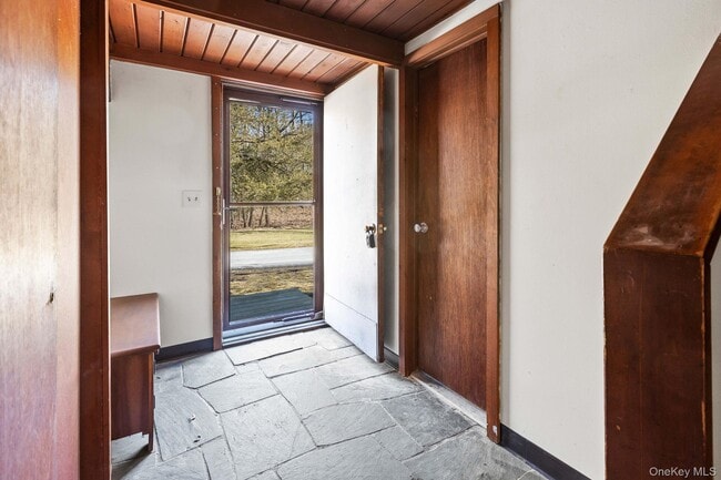 Building Photo - 304 Lake Lodge Dr