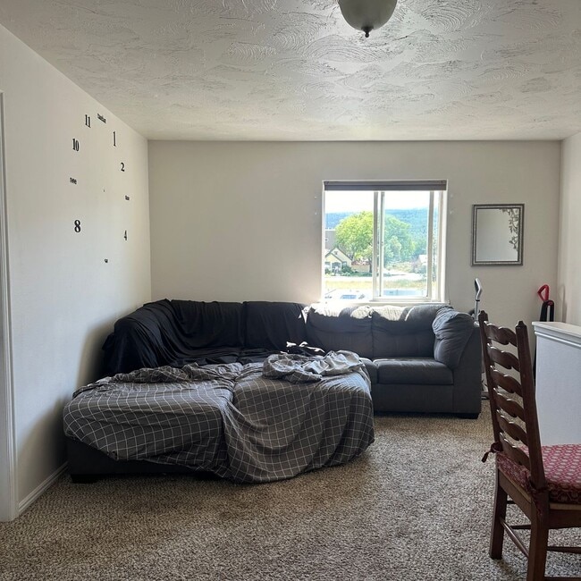 Building Photo - 3 Bedroom Victor Townhouse - Furnished