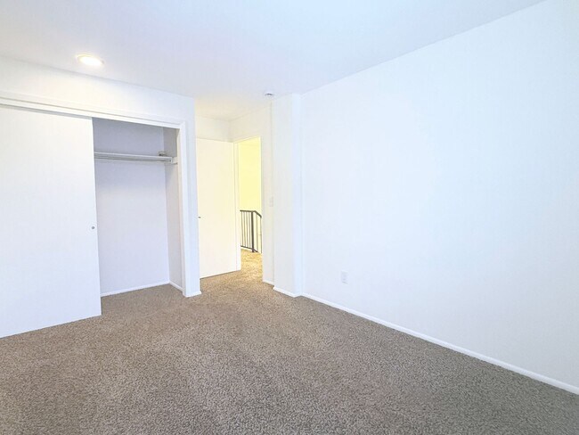 Building Photo - Clean & Quiet 3 Bed / 2.5 Bath Town Home with 2 Car Garage in Arvada