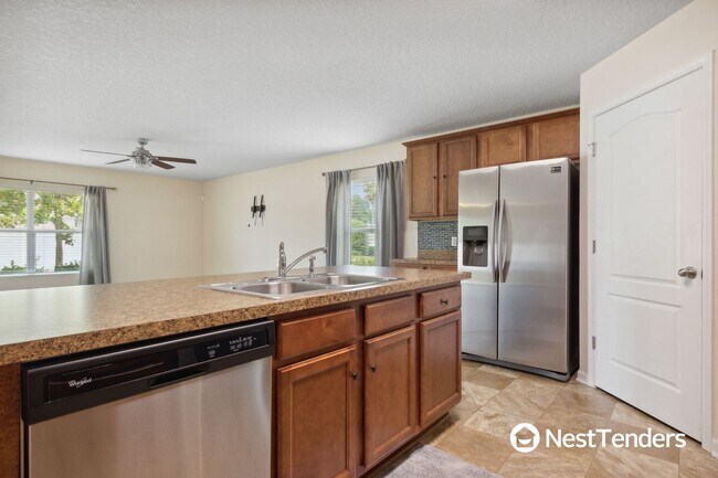 Building Photo - Four Bedroom Just Off Amelia Concourse!