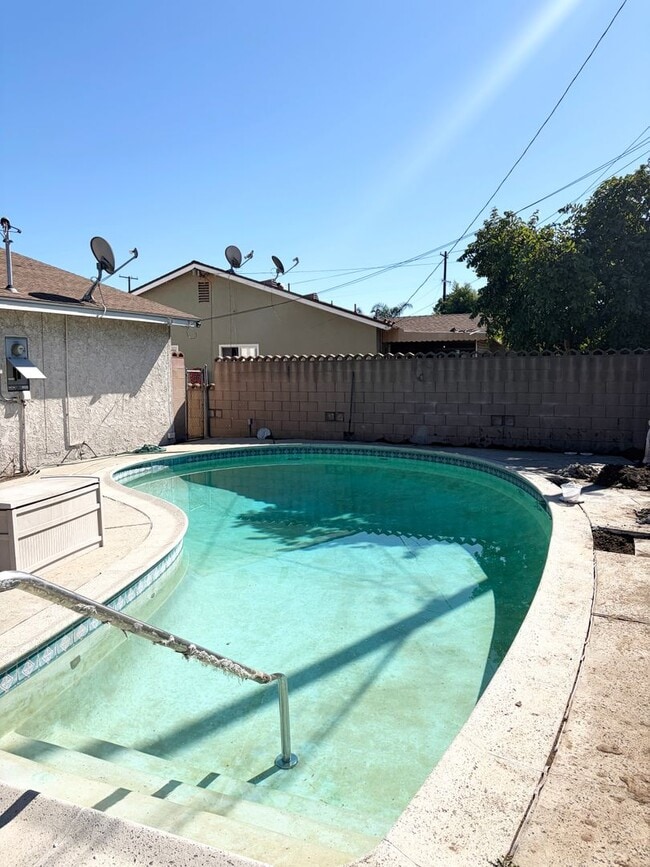 Building Photo - Dream Home with Pool. Updated Kitchen. Spa...