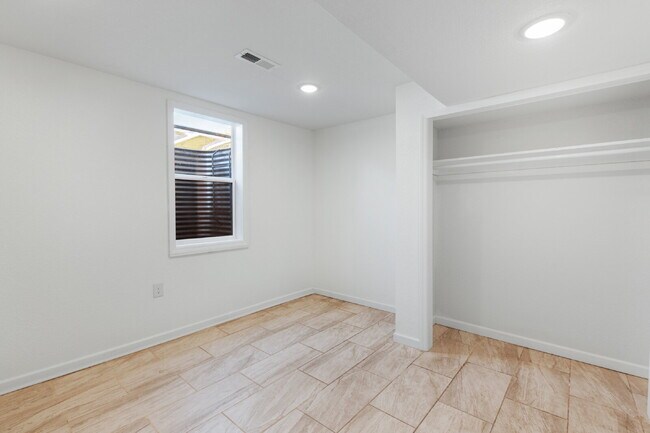 Building Photo - 1147 Inverness Dr