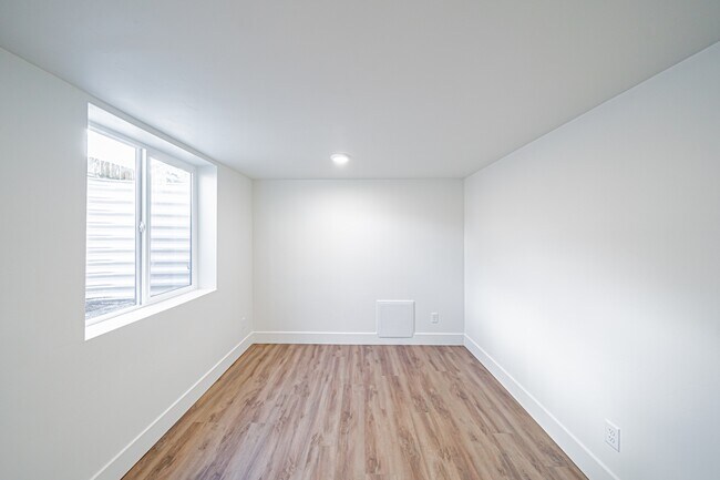 Building Photo - 303 W 20th St