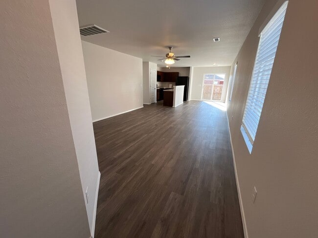 Building Photo - Pre-Leasing Now: Inviting 3-Bed, 2-Bath Home in Barberry Court