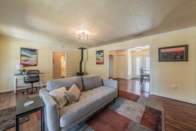 Building Photo - Charming 3BR/2BA Retreat: 2 Mi to the Forth Worth Stockyards