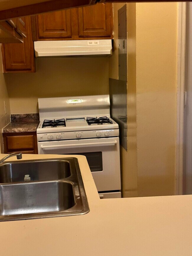 Building Photo - 646 Monmouth St