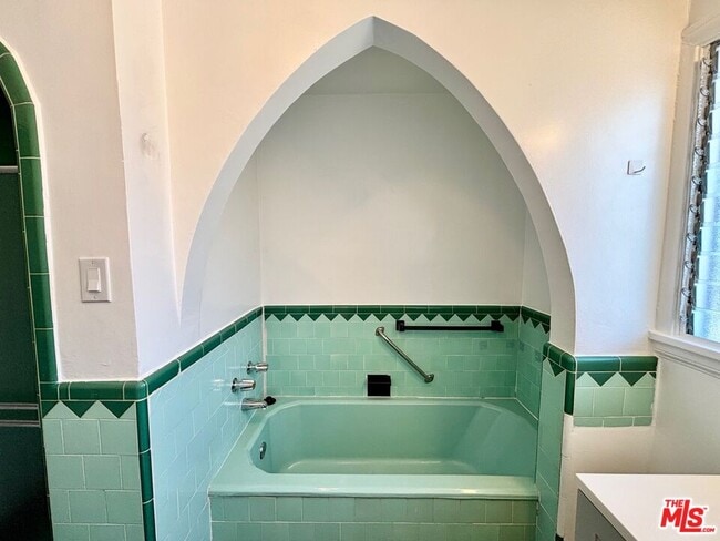 Building Photo - 1075 S Ogden Dr