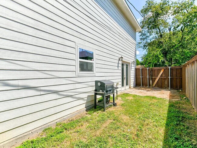 Building Photo - 2313 W Devitt St