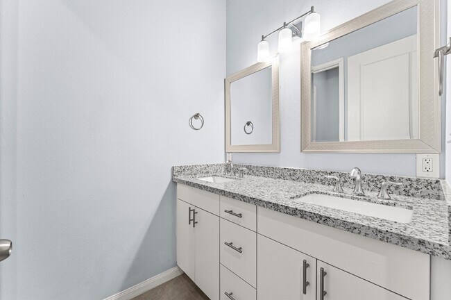 Building Photo - 18841 Elegance Ave