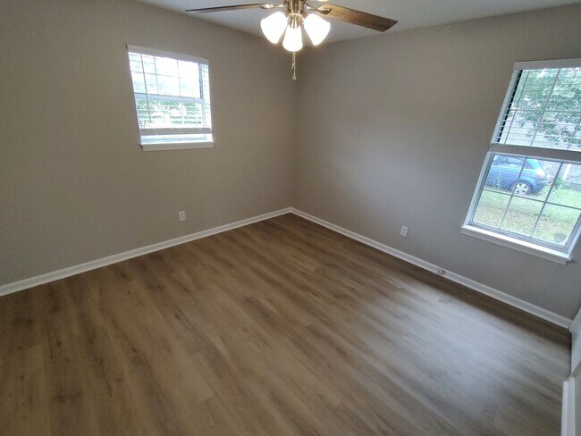 Building Photo - NEWLY RENOVATED 3 Bed/1.5 Bath close to CC...
