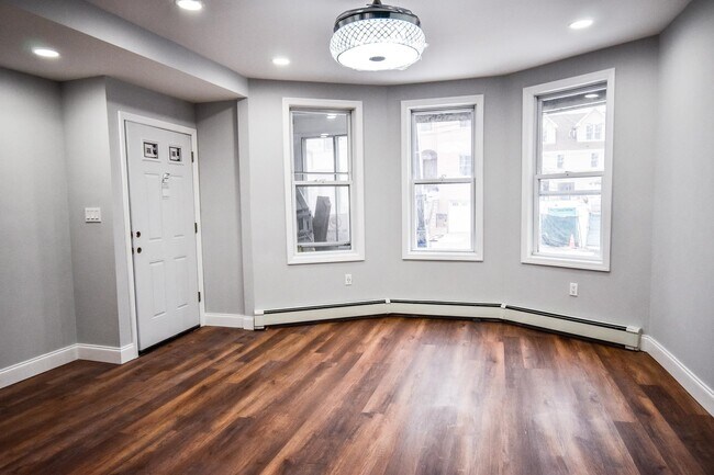 Building Photo - 17 Troy St