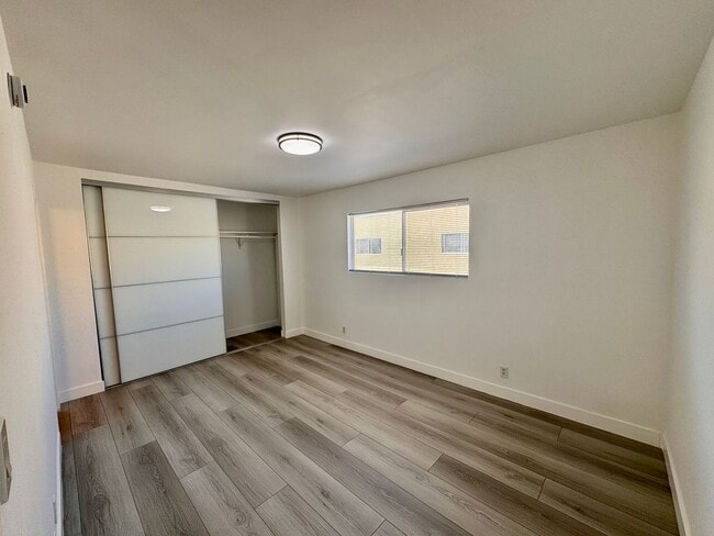 Building Photo - Beautifully remodeled townhouse