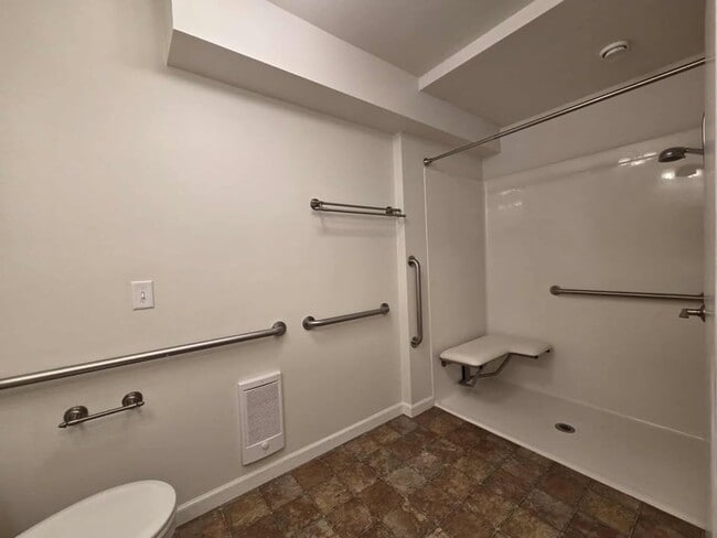 Building Photo - HUGE Number 2 Canyon ~ ~ 4 bedroom, 3 bath...